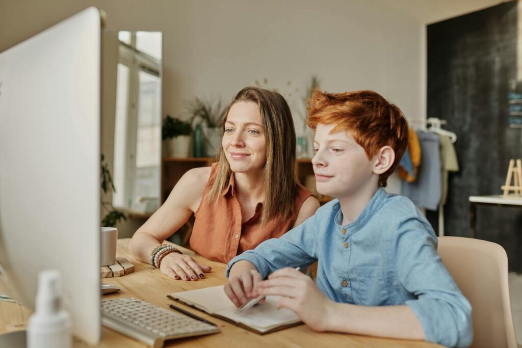 Roditelj i dete na kompjuteru, primer izostanka prokrastinacije