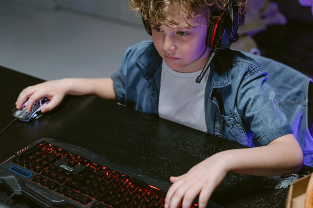 Dete igra igrice na kompjuteru, primer izostanka prokrastinacije