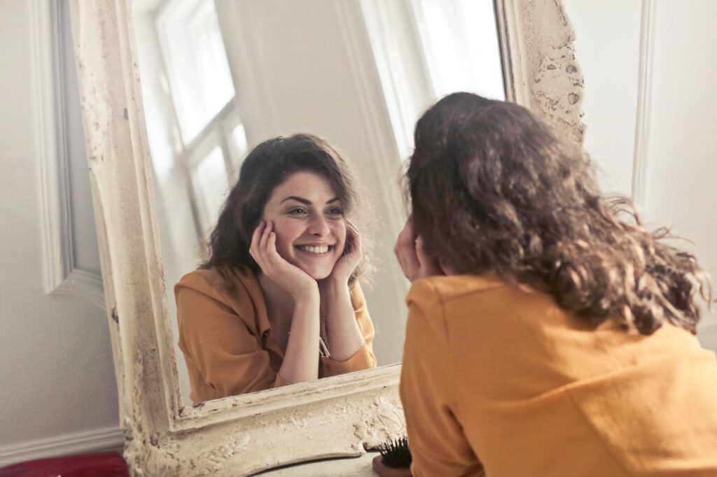Samopouzdanje, devojka se ogleda u ogledalu