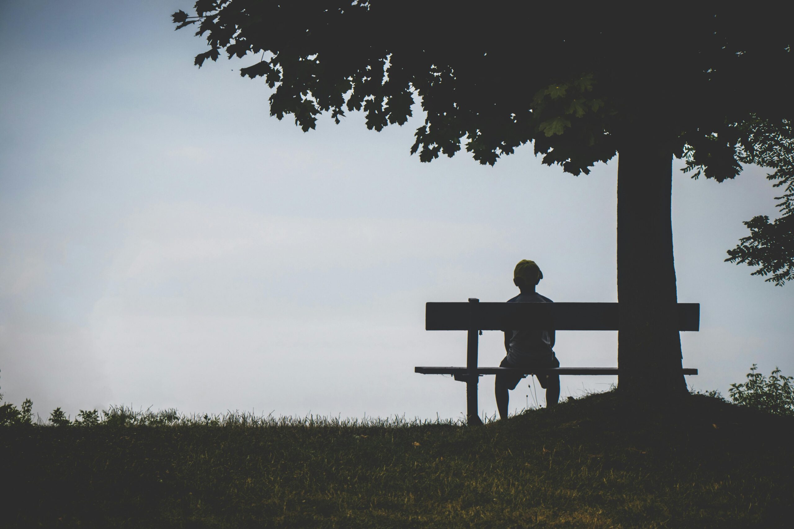 Usamljenost, osoba sedi na klupi